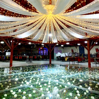 Plateforme de scène en verre de luxe pour mariage, belle scène en verre, scène personnalisée avec fleurs, scène LED, piste de danse LED avec fleurs pour mariage