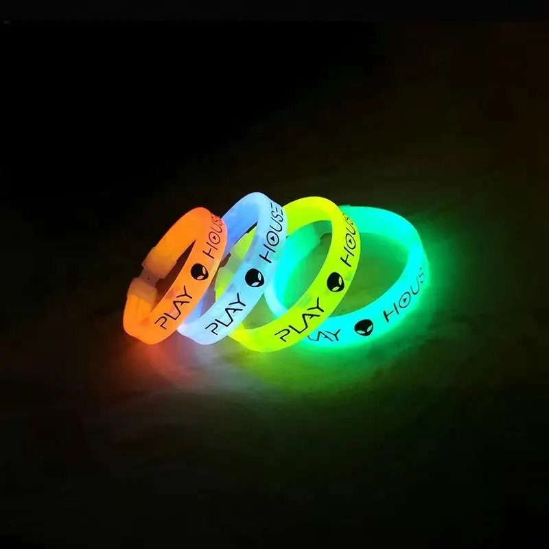 Brindes promocionais logotipo personalizado impressão silicone pulseira levou pulseiras brilho luminoso brilhante na pulseira de borracha escura