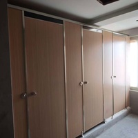 Cloison de toilettes en HPL durable de 12-18 mm, facile à nettoyer, résistante aux rayures, ensemble complet pour les toilettes des immeubles de bureaux