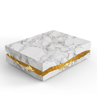 Table basse en marbre, nouvelle collection, design moderne, luxe, artisanat, pierre polie, laiton, meubles pour une décoration intérieure élégante