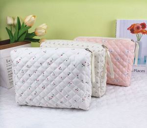 Sac de maquillage matelassé personnalisé en gros pour femmes, idéal pour les voyages - Product Image 1