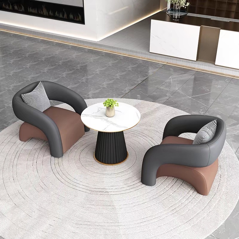 Una mesa y dos sillas (marrón)