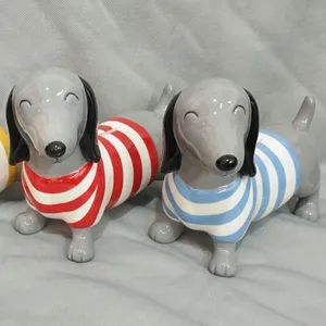 有趣的陶瓷腊肠犬家庭穿着五颜六色的t恤储蓄硬币银行钱箱