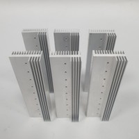 Radiateur en aluminium à ailettes rectangulaires extrudées avec trous de montage percés avec précision pour unités de puissance industrielles