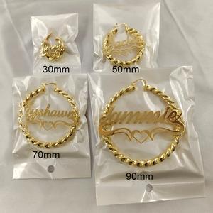 Pendientes de aro de acero inoxidable a la moda para mujer, chapado en oro, nombre personalizado, letra, joyería Dropshipping personalizada - Product Image 4