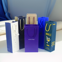 Sac en papier de luxe avec poignées en corde pour le vin Sac fourre-tout européen imprimé avec logo privé personnalisé pour le commerce de détail Boissons en gros