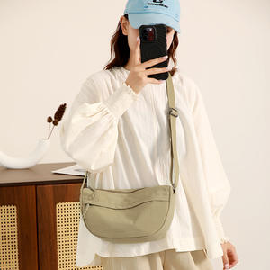 กระเป๋าสะพายข้างสไตล์มินิมอลสไตล์เกาหลี กระเป๋าสะพายข้างไนลอนความจุขนาดใหญ่ กันน้ำ สำหรับชุดประจำวัน ฤดูใบไม้ผลิ 2025 - Product Image 2
