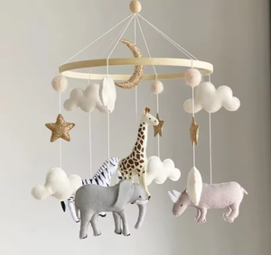 Mobile per Culla con Animali Neutri dell'Africa, Mobile in Feltro Safari con Giraffa, Zebra ed Elefante - Product Image 1