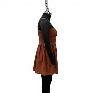 Robe mini marron à fines bretelles, coupe trapèze, avec boutons sur le devant et poches, style décontracté printemps, en mélange de coton tissé, couleur unie - Product Image 3