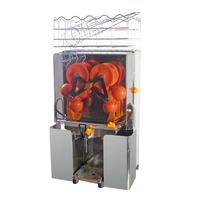 Machine à presser les oranges fraîches et utilisées professionnellement dans les boutiques de fruits