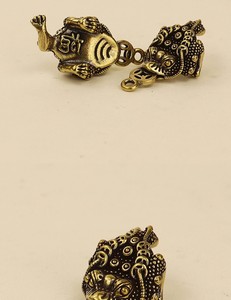 1 pièce Statue de crapaud doré porte-bonheur en laiton pur à trois pattes, à suspendre, pour la richesse, décoration intérieure - Product Image 5
