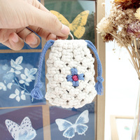 Kit de macramé Daisy en polyester, style bohème, fait main, durable, facile à réaliser, étui pour écouteurs, petite pochette portable, cadeau de festival pour débutants