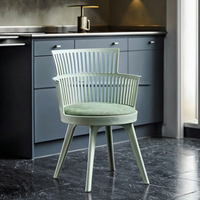 Chaise en plastique rose colorée à assise perforée pour salle à manger, design moderne, mobilier classique pour chambre, cuisine, restaurant, café
