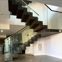 Escalier intérieur à poutres en acier en zigzag, design d'escalier droit contemporain
