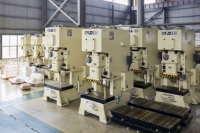 Ligne de production automatisée de machines-outils CNC équipée de moules et de chargeurs