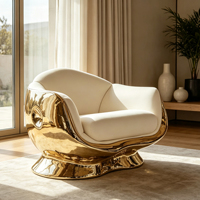 Fauteuil lounge en fibre de verre plaqué or, rembourré en tissu, avec accoudoirs courbes, pour la décoration de villas, d'hôtels et de halls d'entrée.