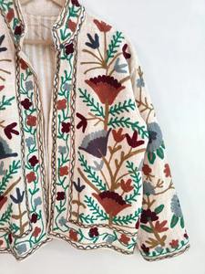 Chaqueta Suzani bordada de alta demanda, bordada y textiles vibrantes para un estilo bohemio sin esfuerzo, disponible al mejor precio - Product Image 2