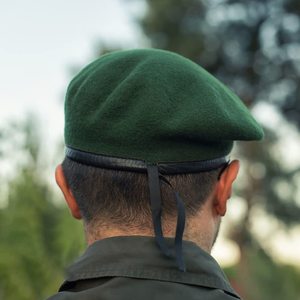 قبعة بيريه فرنسية مخصصة من الصوف والجلد مع تصميم مطرز باللون الأحمر، مناسبة للحفلات الرسمية والأنشطة الخارجية، للجنسين - Product Image 2