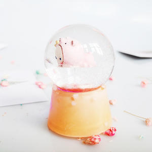 Stock d'usine Mini London Souvenir Base de boule à neige Modèle en résine et verre éclairé par LED pour la décoration de la maison et les cadeaux sur le thème de la musique - Product Image 2