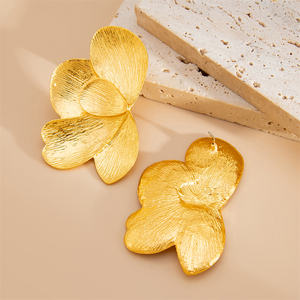 Boucles d'Oreilles Puces Exagérées en Métal à Grandes Fleurs Multi-feuilles pour Femme, Breloques de Dame, Accessoires de Bijoux à la Mode, Cadeau - Product Image 4