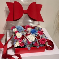 Boîte d'emballage en papier avec grand nœud rouge, blanc, rose et bleu, avec couvercle transparent