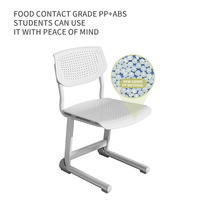 Chaise empilable robuste, dossier en PP ventilé avec trous, base en acier thermolaqué et pieds durables résistants aux produits chimiques