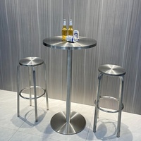 Table de bar et tabouret haut en acier inoxydable, style industriel moderne, pour usage commercial, idéal pour les bars et bistrots branchés.