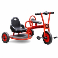 Tricycle rouge à deux places, cadre en acier sécurisé, dossier confortable, véhicule à 3 roues pour les tout-petits, amusement sur le terrain de jeux, jeu en plein air