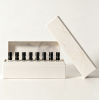 Boîte cadeau haut de gamme en carton blanc cassé avec couvercle amovible et plateau pour 8 ampoules de soin de la peau