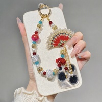 Breloque de téléphone de luxe rouge en forme d'éventail, perlée, avec pompon en perles, style chinois, porte-clés doré, pendentif de sac, fait main, vente en gros