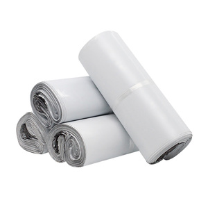 Tamaño 17*30 Bolsas de correo de LDPE blancas impermeables Autosellado Ecológico Reciclado 100% Bolsa de embalaje de mensajería de polietileno de alta calidad - Product Image 1