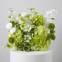 Hohes Kristallglas-Hochzeits-Tischgesteck mit Rosen-Blumenarrangement und Kerzenhalter-Set für Hochzeitsbankett-Empfangstisch-Dekoration