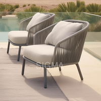 Ensemble bistrot moderne en rotin PE pour hôtel, terrasse extérieure, avec chaises de conversation et table basse en aluminium avec coussins