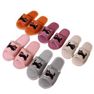 Sandalias creativas de otoño 2026 para mujer, estilo transfronterizo, con punta abierta, divertidas y lindas, con diseño de gato negro. - Product Image 2