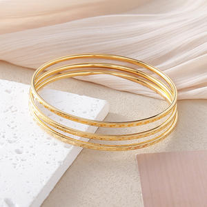 Juego de Brazaletes Lisos de Tres Piezas de Acero Inoxidable 304, Acero de Titanio Estampado, Color Resistente, Joyería Clásica y Moderna para Mujer, Venta al por Mayor - Product Image 4