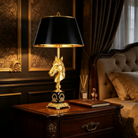 Lampe de table de luxe européenne en laiton avec tête de cheval, abat-jour en tissu noir, lampe de chevet/bureau dorée antique pour villa, chambre, hôtel, décoration intérieure