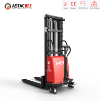 Gerbeur semi-électrique HELI avec mât à deux étages, batterie au plomb-acide, pneus en polyuréthane, fonctionnement debout, fourches réglables