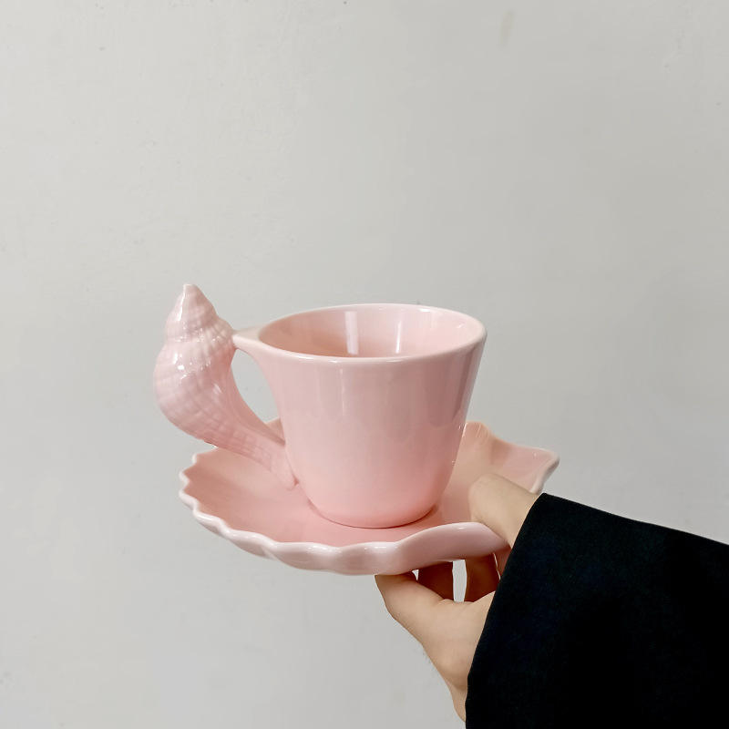 Tazza e piattino a forma di conchiglia - rosa