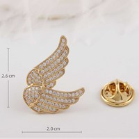 Broche de revers en laiton étincelant avec ailes d'ange superposées uniques et zircon cubique, accessoire de mode personnalisé pour homme et femme