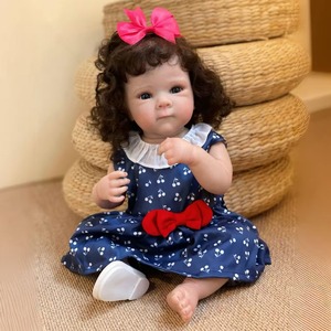 Muñeca Reborn OtardDolls de 40 cm, muñeca realista de vinilo suave con pelo rizado y vestido con lazo. - Product Image 1
