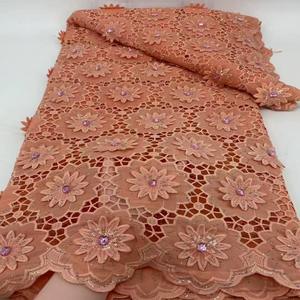 Tissu en dentelle soluble à l'eau avec broderie de sequins <span class=keywords><strong>et</strong></span> de strass en forme de fleurs 3D pour accessoires de robe de mariée - Product Image 3