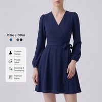 Robe mini trapèze bleu marine unie à col en V, manches longues bouffantes, taille nouée, style écheveauté pour femme - Fabricant de vêtements personnalisés OEM ODM