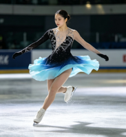 Robe de patinage artistique à manches longues, dégradé noir-cyan, dos en V profond en maille, jupe ornée de strass, pour filles et adultes, compétition et performance