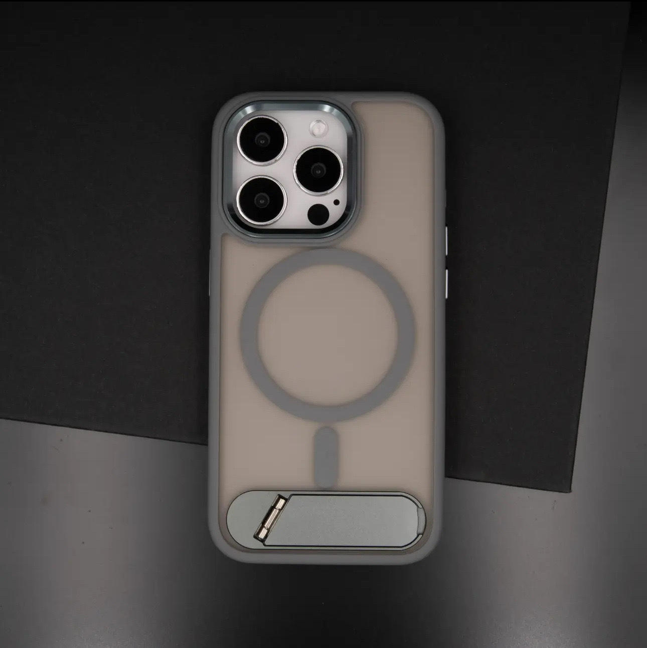 สีเทาเข้ม