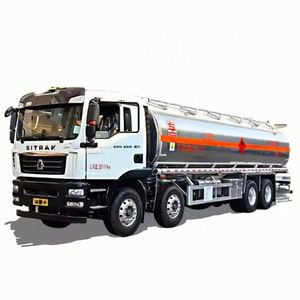 Camion-citerne de transport de carburant essence et diesel Sinotruck personnalisé en usine, en vente - Product Image 1