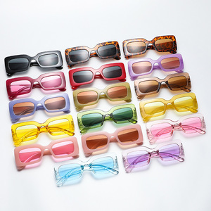 <span class=keywords><strong>Lunettes</strong></span> <span class=keywords><strong>de</strong></span> <span class=keywords><strong>soleil</strong></span> rétro vintage pour femmes avec petit cadre rectangle classique <span class=keywords><strong>de</strong></span> luxe Nouvelle vente sur des montures bleues et grises avec logo personnalisé - Product Image 1