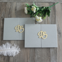 Undangan Pernikahan Velvet abu-abu cetak kustom kartu undangan Hardcover putih Folio Logo Deboss elegan unik