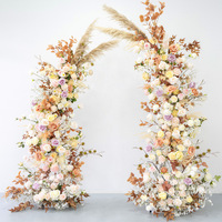Décoration d'événements et de mariages : Composition florale artificielle en rangée avec gypsophile, herbe de la pampa, roses et fleurs en soie pour centres de table et arrangements d'arche