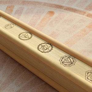 Palo de lluvia de madera con 7 símbolos de chakra, tubo de sonido de meditación, instrumento generador de ruido blanco para yoga, spa y hogar. - Product Image 4