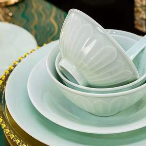 Service de table en porcelaine céladon chinoise 58 pièces « Chapeau de bambou pluie brumeuse » - <span class=keywords><strong>Vaisselle</strong></span> élégante à glaçure verte et motifs en relief pour la salle à manger - Product Image 3